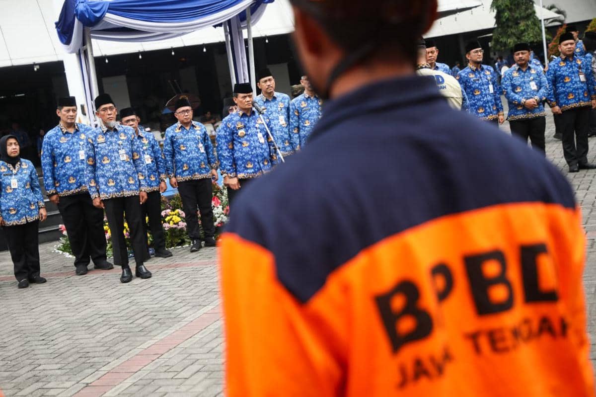 Pemberangkatan puluhan relawan dan armada logistik di Halaman Kantor Gubernur Jawa Tengah, Jalan Pahlawan Semarang, Senin (1/12/2025). (Dok. Pemprov Jateng)