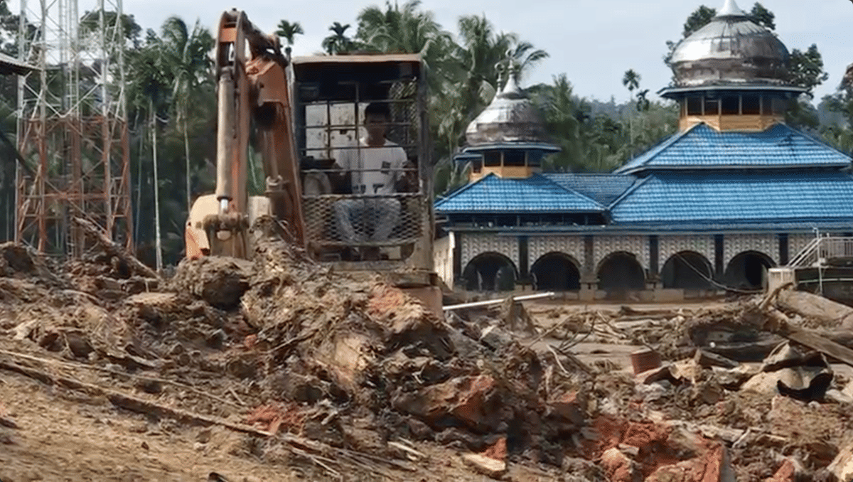 Proses evakuasi dan pencarian korban banjir bandang di Palembayan, Kabupaten Agam, Senin (1/12/2025). 