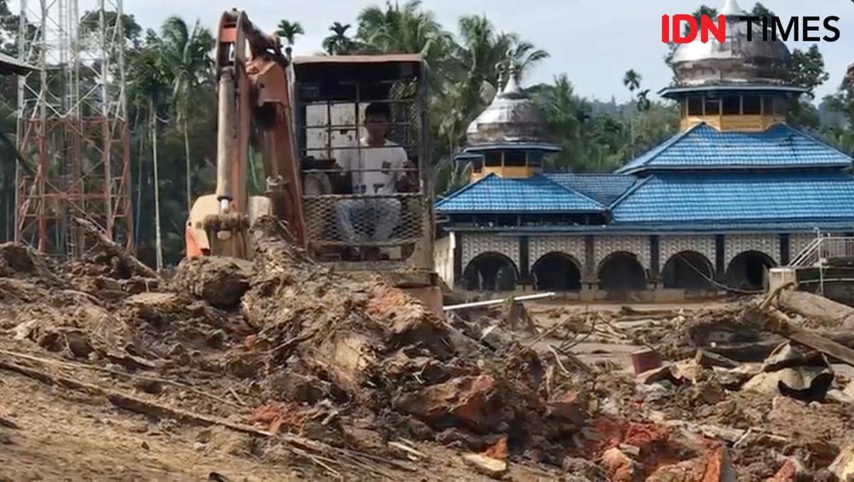 Proses evakuasi dan pencarian korban banjir bandang di Palembayan, Kabupaten Agam, Senin (1/12/2025). 