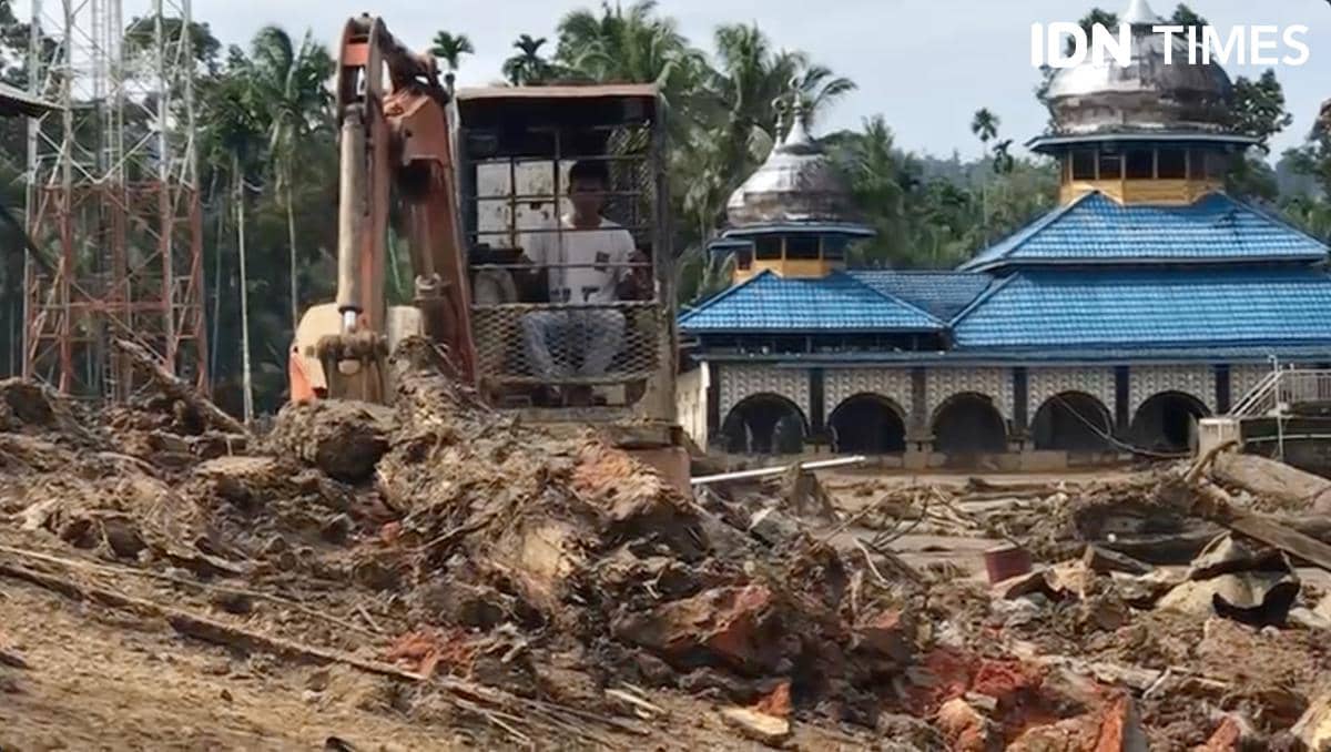 Proses evakuasi dan pencarian korban banjir bandang di Palembayan, Kabupaten Agam, Senin (1/12/2025). 