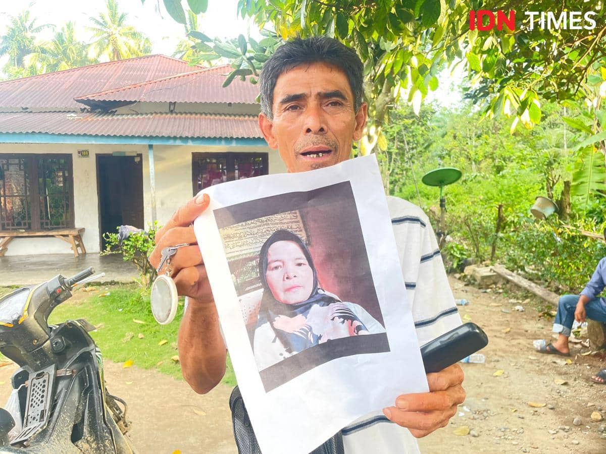 Abdul Gani (57), warga Palembayan, Kabupaten Agam berkeliling mencari kabar tentang istrinya, Marsoni, yang masih hilang pasca banjir bandang, Kamis (27/11/2025).