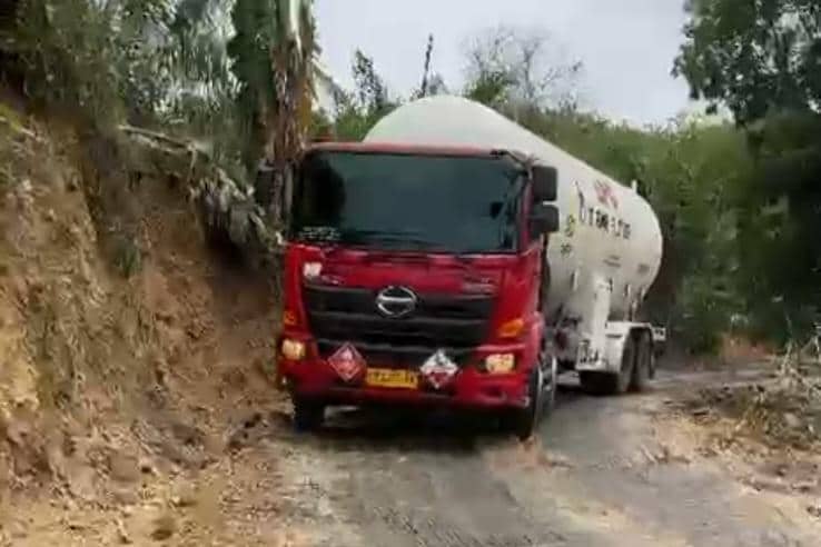 Pertamina menyalurkan langsung dexlite untuk alat berat penanganan bencana Sumut (dok.Pertamina)