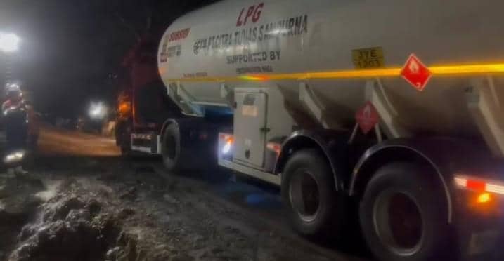 Pertamina menyalurkan langsung dexlite untuk alat berat penanganan bencana Sumut (dok.Pertamina)