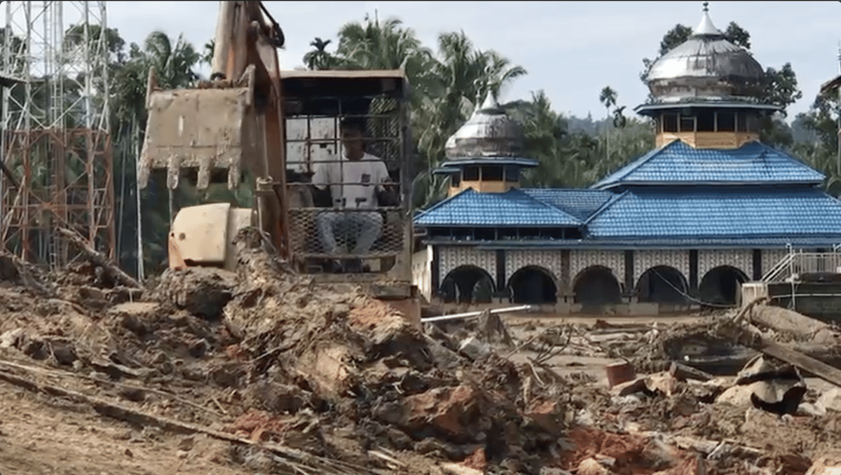 Proses evakuasi dan pencarian korban banjir bandang di Palembayan, Kabupaten Agam, Senin (1/12/2025).