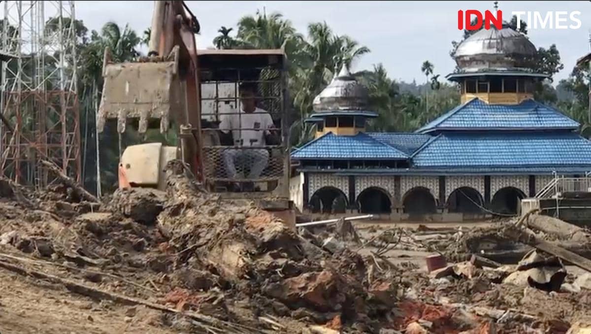 Proses evakuasi dan pencarian korban banjir bandang di Palembayan, Kabupaten Agam, Senin (1/12/2025).