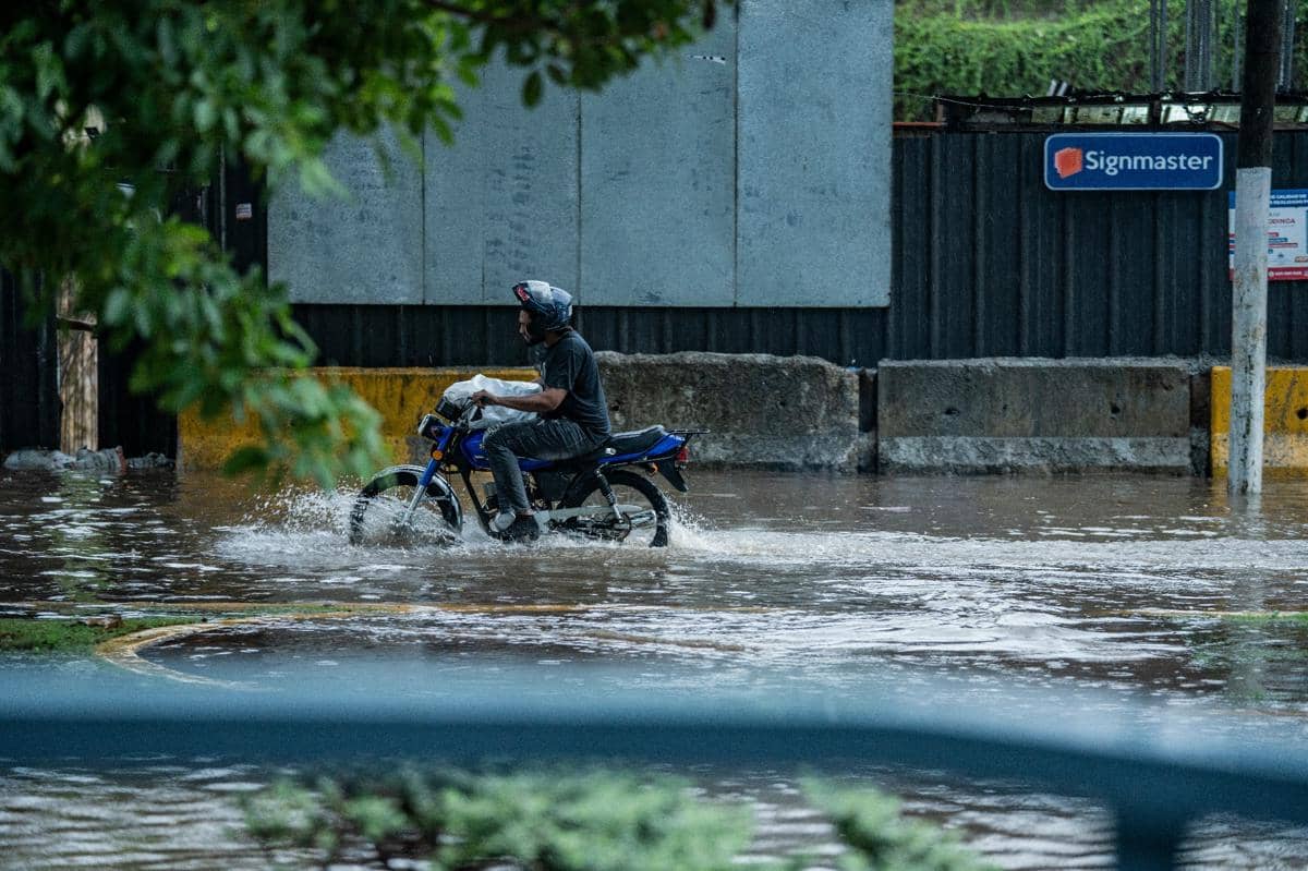 ilustrasi naik motor saat banjir (unsplash.com/@aldwardcv31)