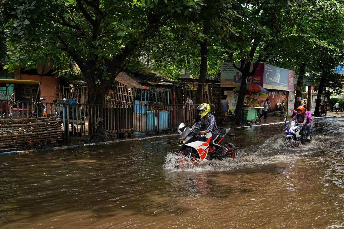 ilustrasi naik motor saat banjir (unsplash.com/@dibakar16roy)