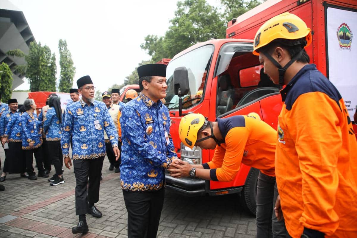 Gubernur Jateng, Ahmad Luthfi memberangkatkan puluhan relawan dan armada logistik dari Halaman Kantor Gubernur Jawa Tengah, Jalan Pahlawan Semarang, Senin (1/12/2025). (Dok. Pemprov Jateng)