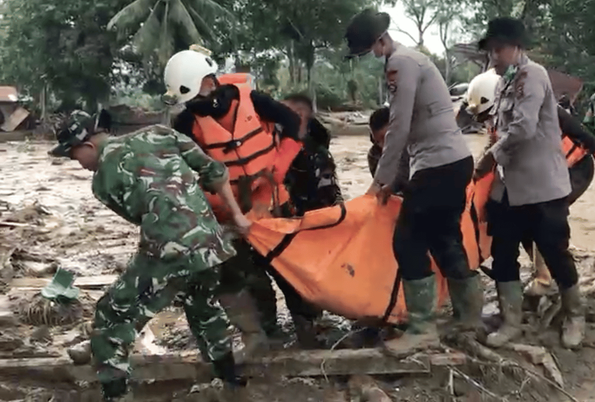 Petugas gabungan mengevakuasi jenazah korban banjir bandang di Palembayan, Kabupaten Agam, Senin (1/12/2025).