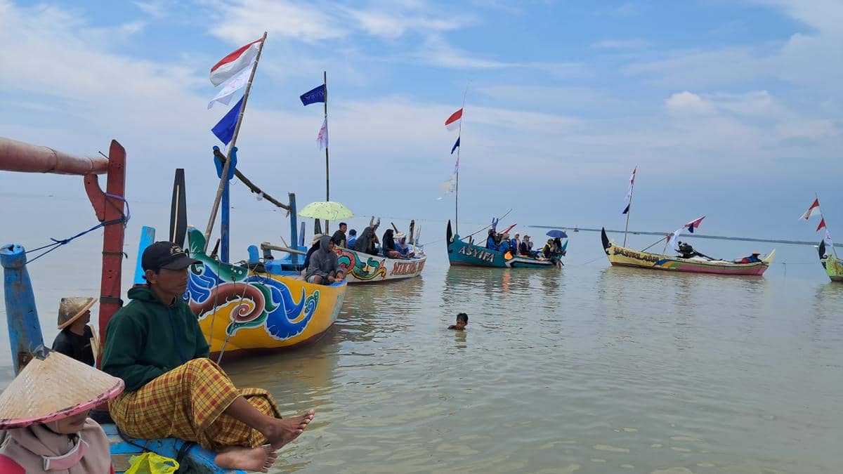 Parade 16 Perahu Perempuan Nelayan: Melawan Eksploitasi Pesisir yang Merusak Kehidupan” di Dukuh Tambakpolo, Desa Purworejo, Kabupaten Demak