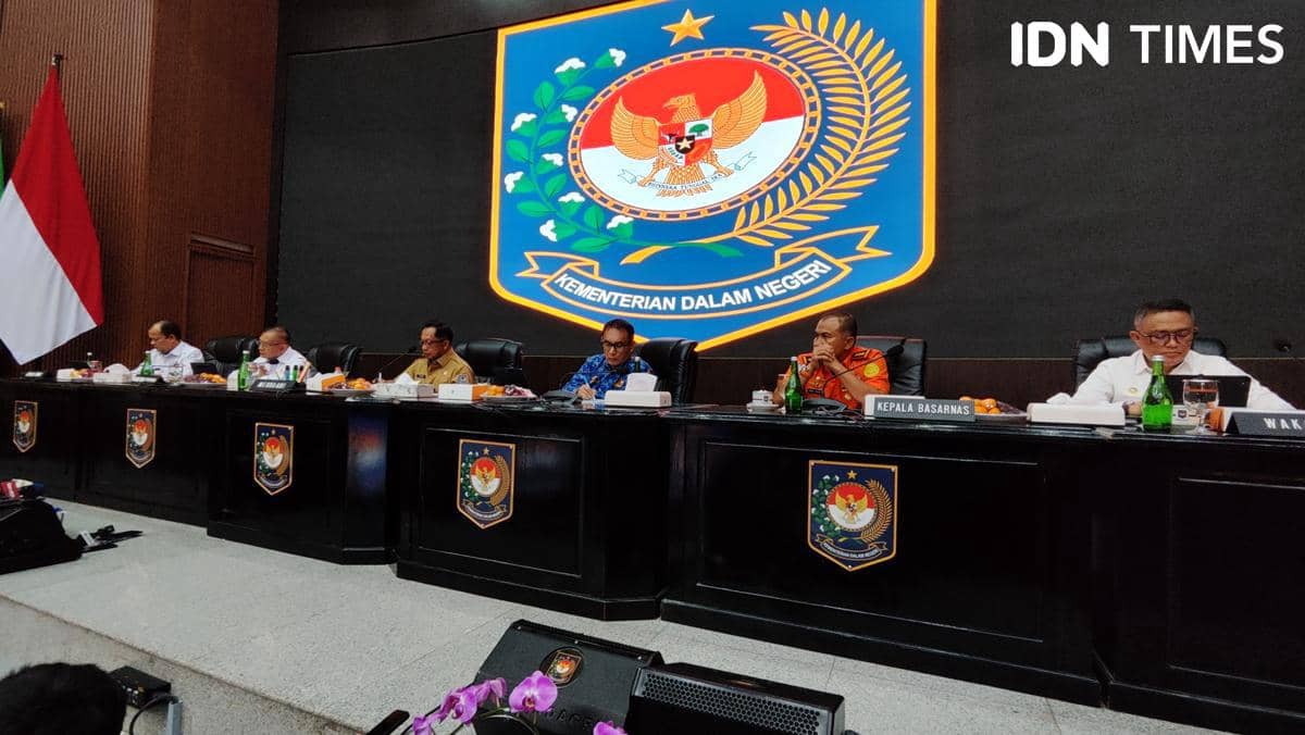 Lintas kementerian dan lembaga menggelar rapat membahas berbagai isu, di antaranya mengenai persiapan Natal dan Tahan Baru 2026, serta bencana yang melanda di berbagai titik Pulau Sumatra.  Rapat tersebut digelar di Kantor Kementerian Dalam Negeri (Kemendagri), Jakarta Pusat, Senin (1/12/2025) pagi (IDN Times/Yosafat Diva Bayu Wisesa)