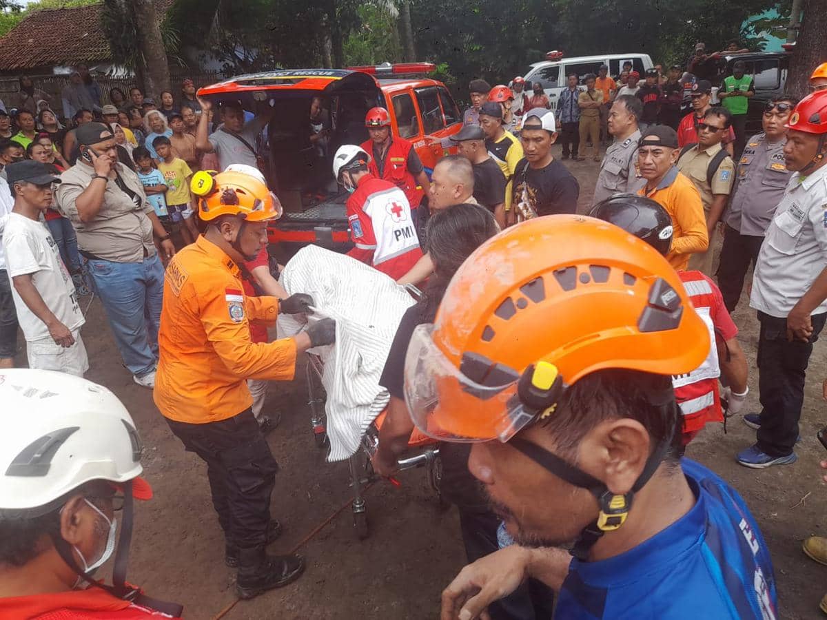 Proses evakuasi tiga penggali septic tank tertimbun galian di Sleman. 
