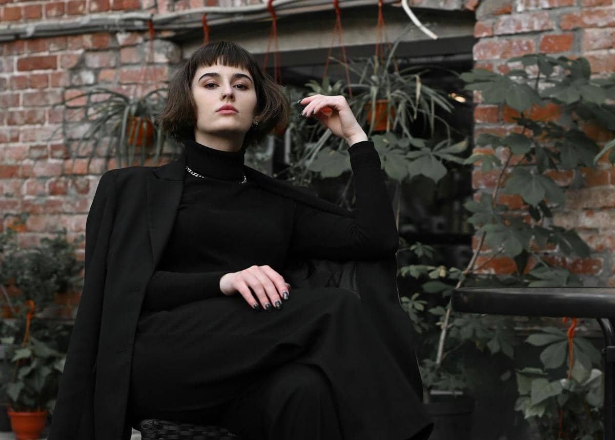 Ilustrasi baju nuansa hitam (unsplash.com/Photo by Dmitry Ganin)