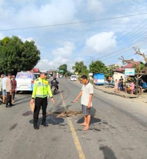 Polisi melakukan olah TKP kecelakaan di Jalinsum Musi Rawas.