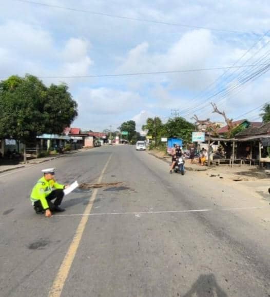 Polisi melakukan olah TKP kecelakaan di Jalinsum Musi Rawas.