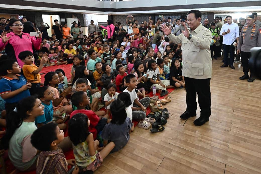 Tangis dan Pelukan Warga Sambut Prabowo di Lokasi Banjir Tapanuli