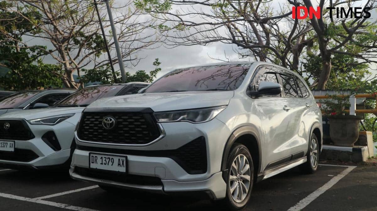 Toyota Innova Zenix Hybrid V Modelista di Malaka Hill, Lombok.