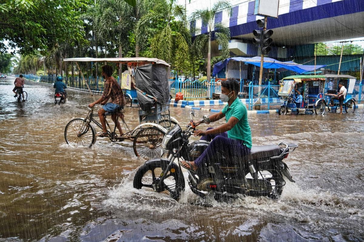 ilustrasi naik motor saat banjir (unsplash.com/@dibakar16roy)