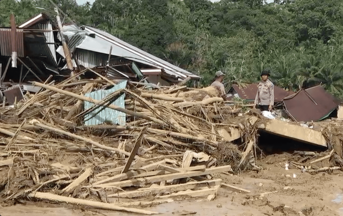 Petugas kepolisian bersama warga sedang melakukan proses evakuasi di bangunan yang runtuh akibat banjir bandang di Palembayan, Kabupaten Agam, Senin (1/12/2025)