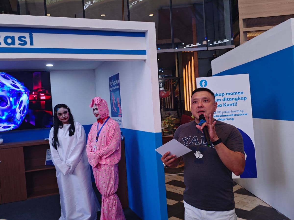 Nyasar ke Dimensi Facebook.