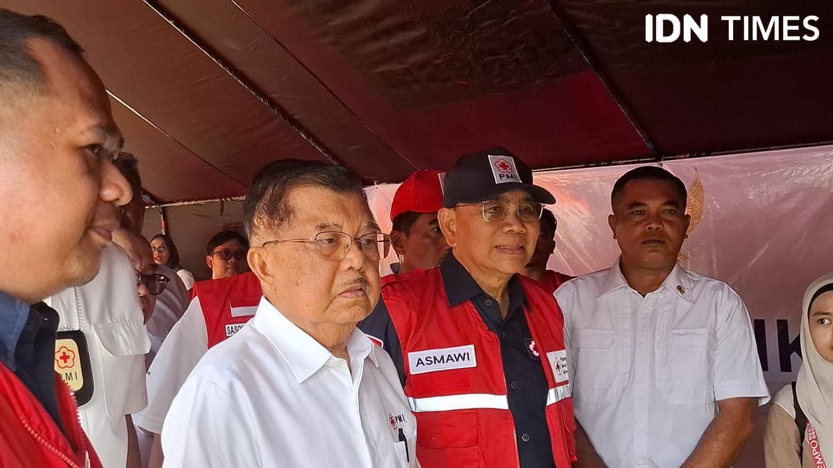 Ketua Umum PMI Jusuf Kalla saat meninjau bantuan logistik bagi korban banjir Sumatra di Lanud Halim Perdanakusuma, Jakarta Timur. (IDN Times/Amir Faisol)