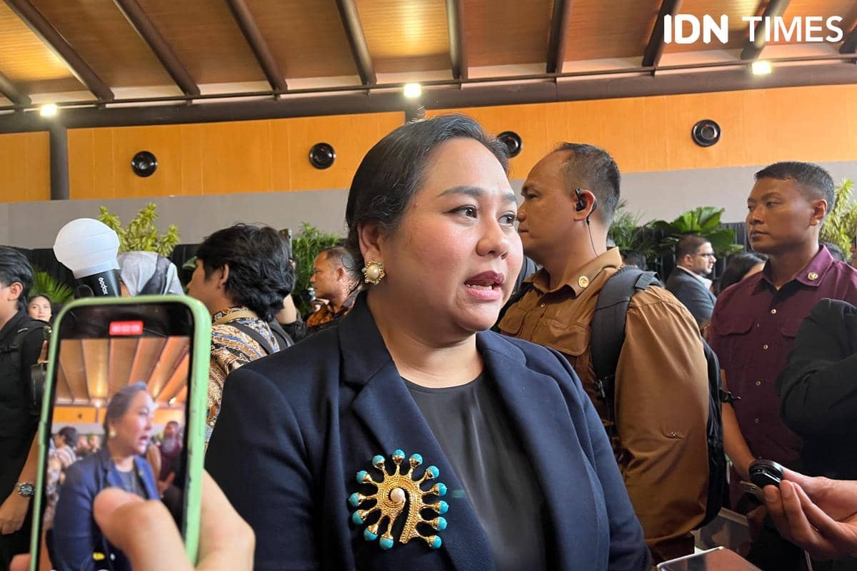 Direktur Utama PT Sarinah, Raisha Syarfuan dalam peluncuran jersey Indonesia untuk SEA Games 2025 