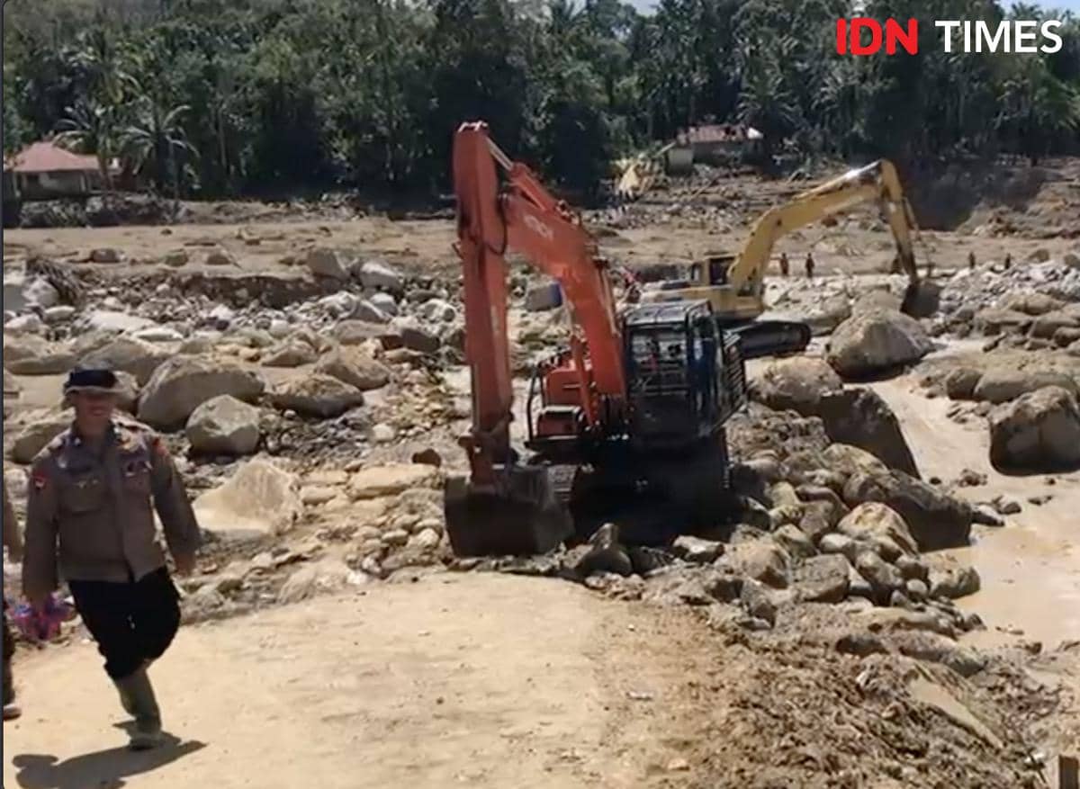 Proses evakuasi dan pencarian korban banjir bandang di Palembayan, Kabupaten Agam, Senin (1/12/2025).