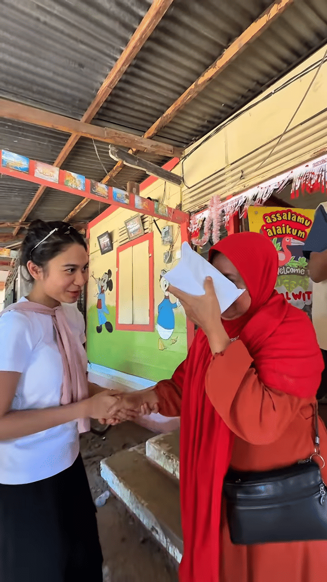 artis beri bantuan langsung ke lokasi banjir Sumatera