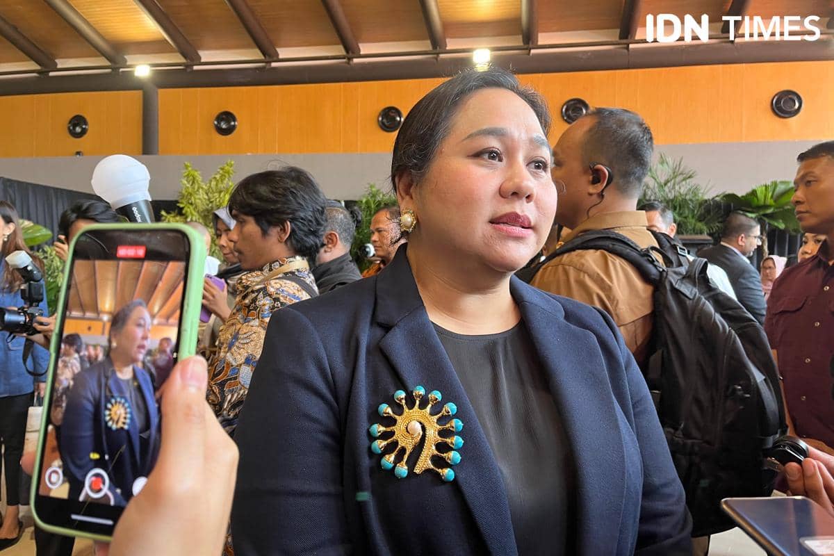 Direktur Utama PT Sarinah, Raisha Syarfuan dalam peluncuran jersey Indonesia untuk SEA Games 2025 