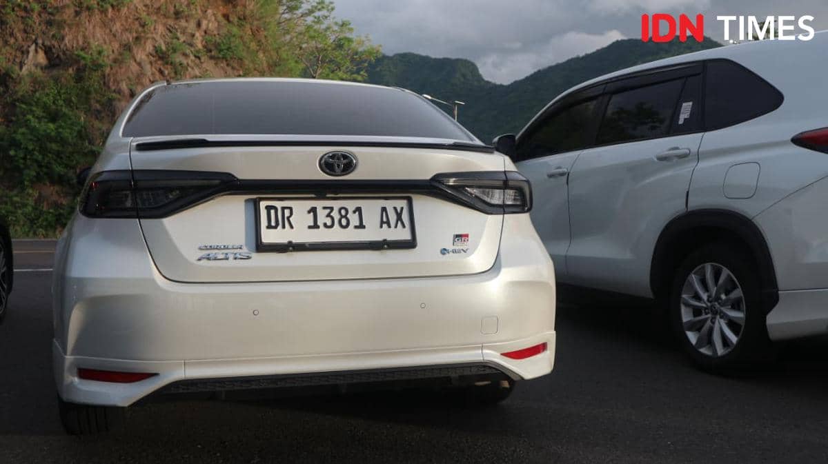 Corolla Altis GR Sport tampak belakang