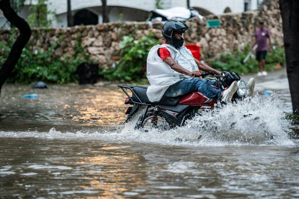 ilustrasi naik motor saat banjir (unsplash.com/@aldwardcv31)
