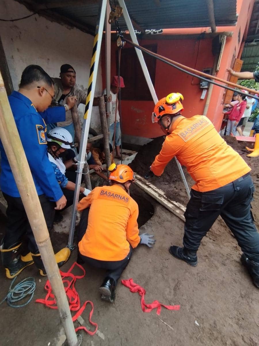 Proses evakuasi tiga penggali septic tank tertimbun galian di Sleman. 