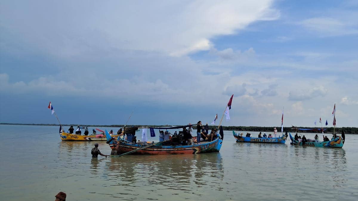 Parade 16 Perahu Perempuan Nelayan: Melawan Eksploitasi Pesisir yang Merusak Kehidupan” di Dukuh Tambakpolo, Desa Purworejo, Kabupaten Demak