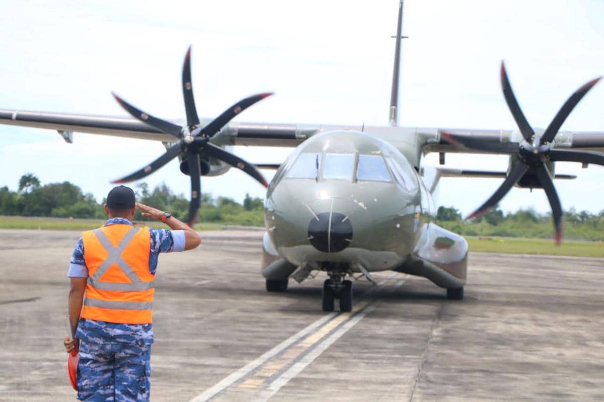 Pesawat TNI AU tiba di Padang bawa bantuan