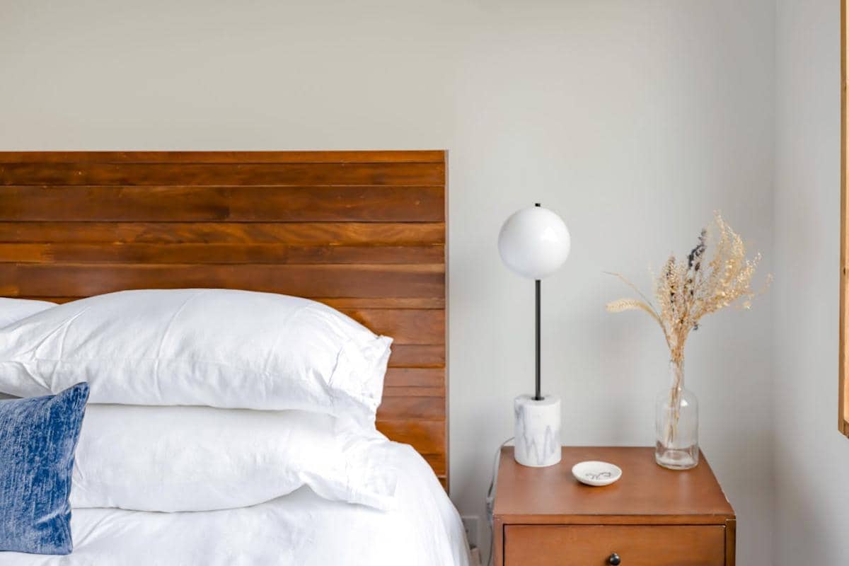 ilustrasi meja sudut 