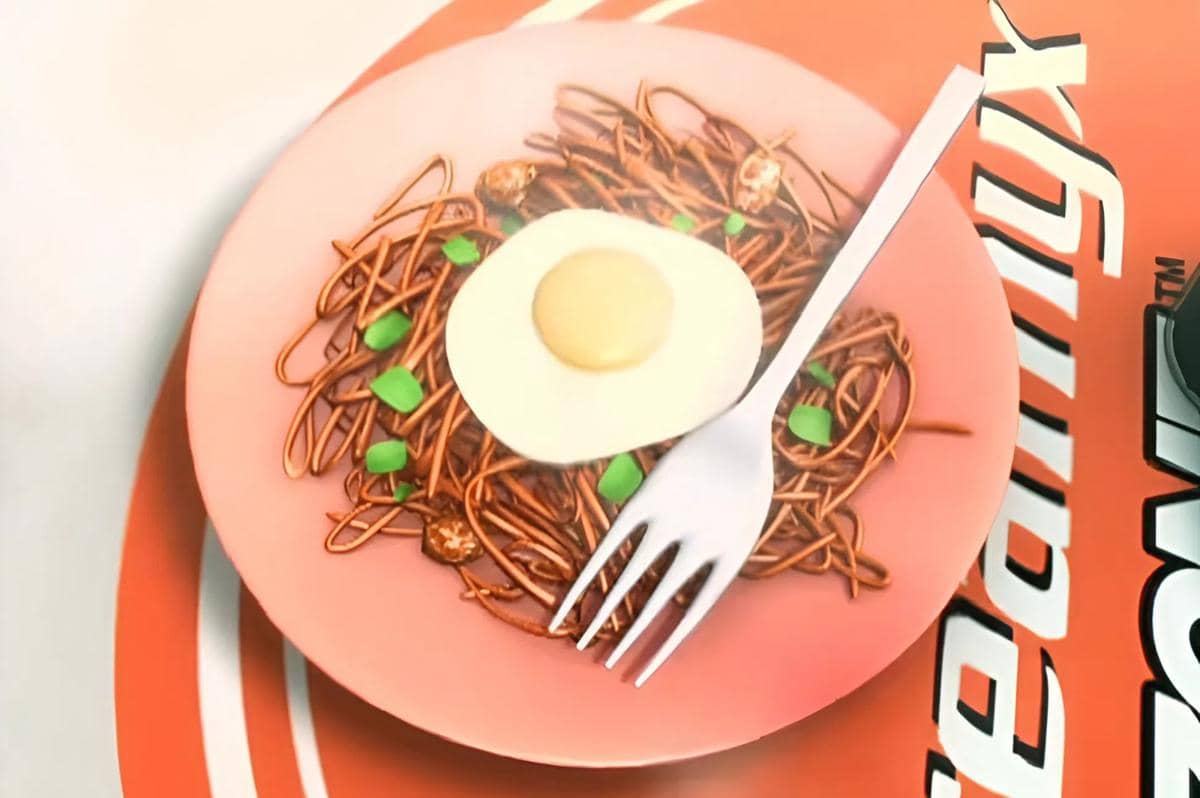 mee goreng dengan telur yang dipesan Upin dan Ipin pada Uncle Muthu