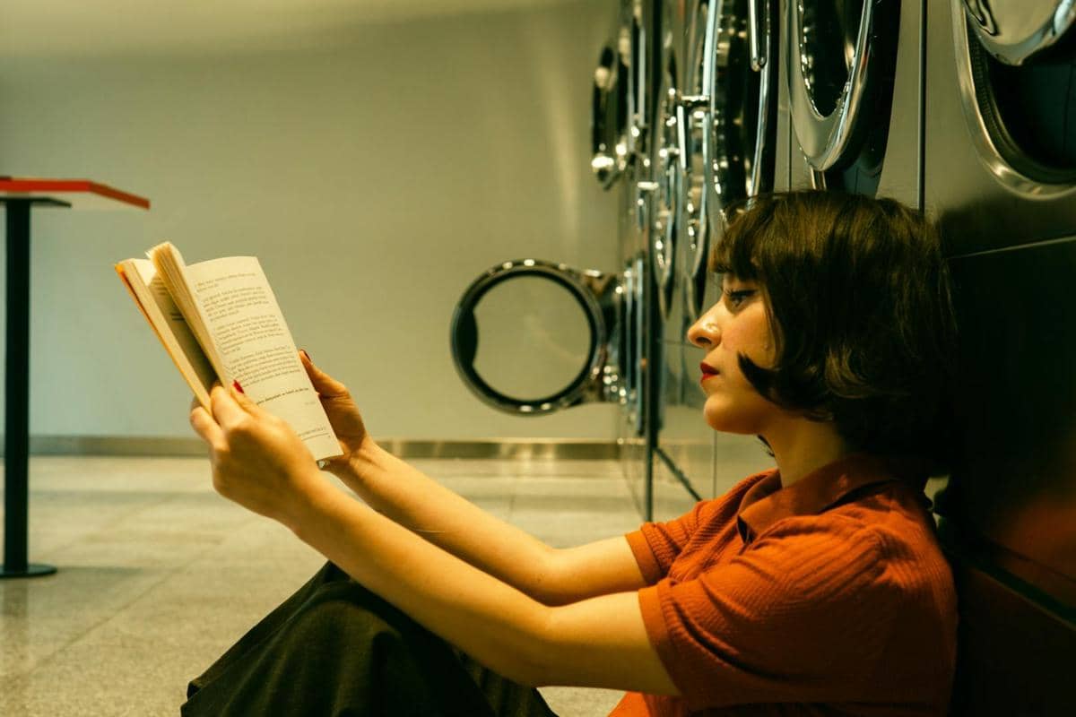 ilustrasi membaca ulang buku yang sudah pernah dibaca