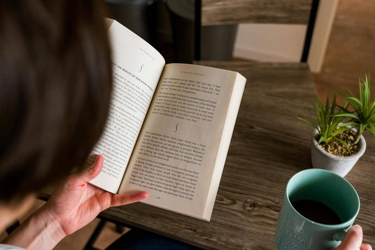 ilustrasi membaca ulang buku sambil ditemani kopi panas