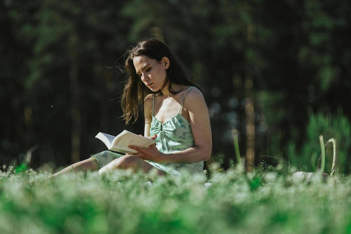 ilustrasi membaca ulang buku di taman terbuka