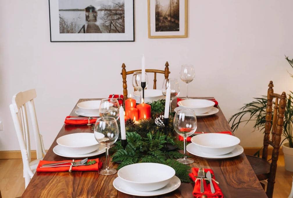 ilustrasi dekorasi meja bertema Natal