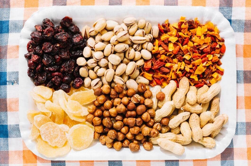 ilustrasi kacang dan buah kering