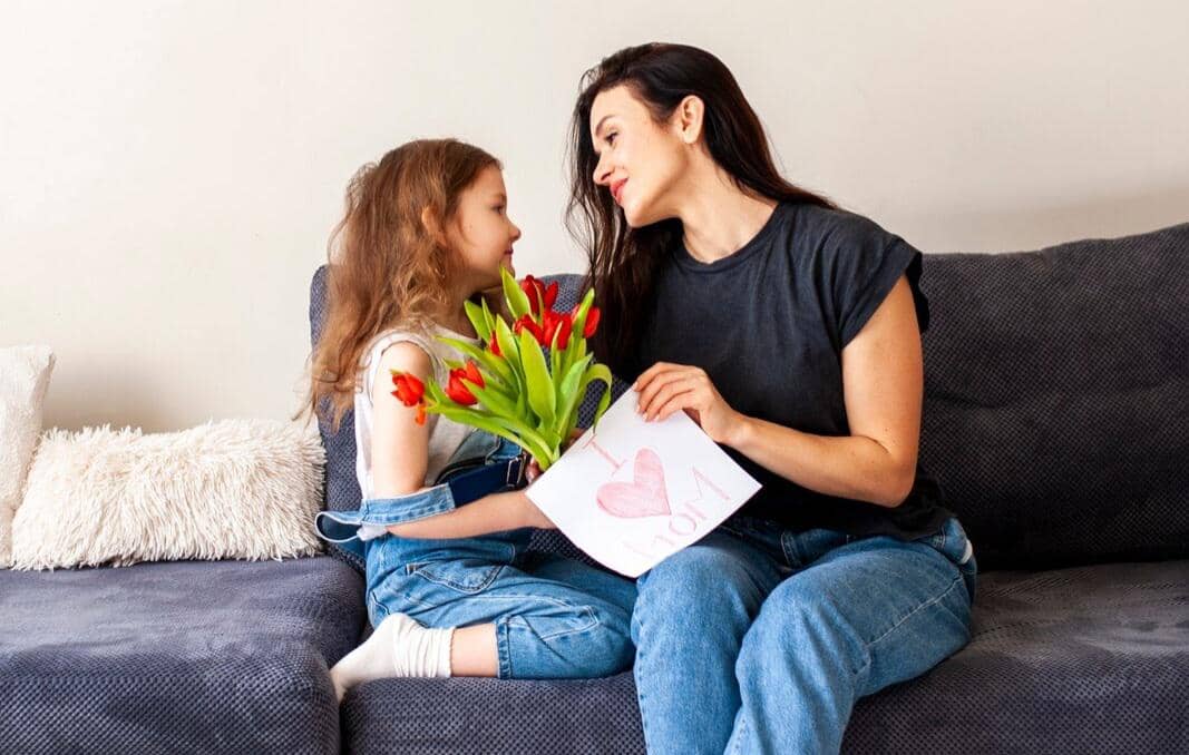 ilustrasi anak memberikan bunga kepada ibunya (freepik.com/freepik)