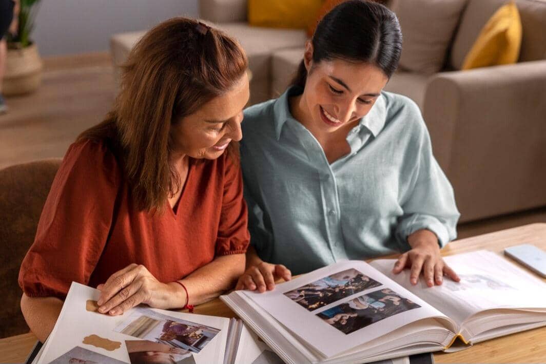 ilustrasi melihat album foto (freepik.com/freepik)