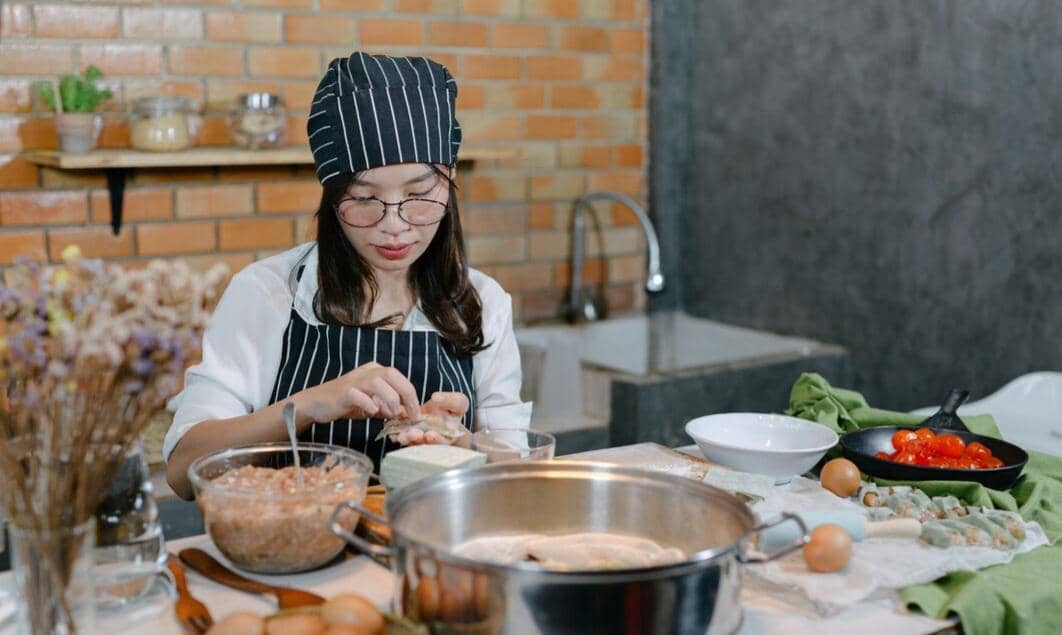 ilustrasi memasak di dapur (freepik.com/jcomp)