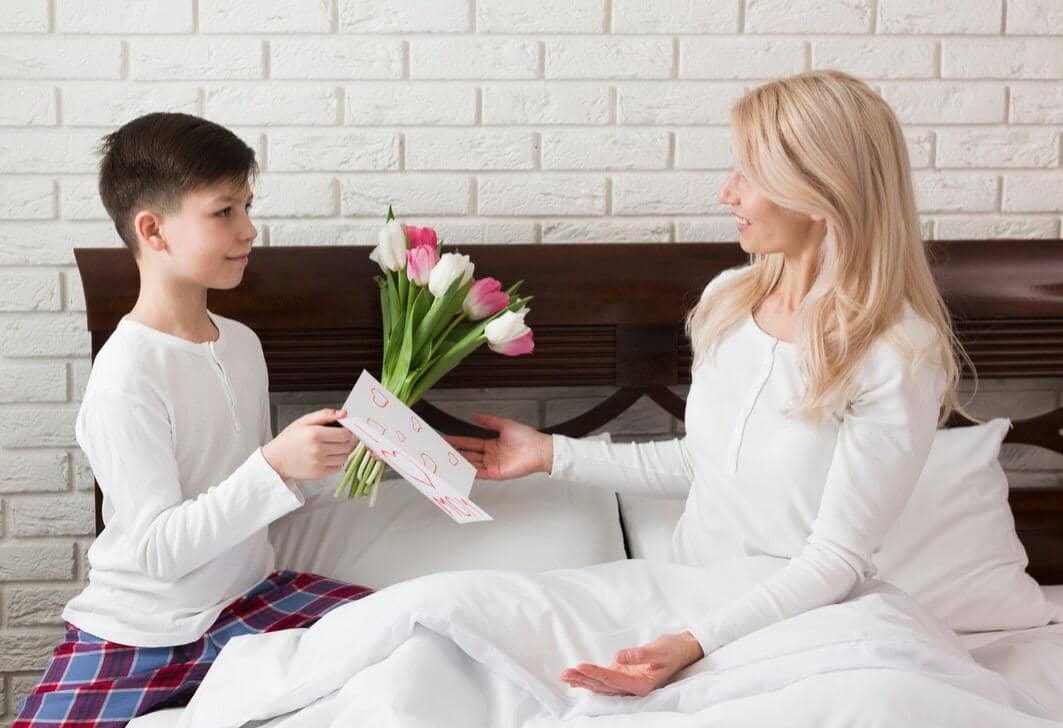 ilustrasi anak memberikan surat dan bunga kepada ibunya (freepik.com/freepik)
