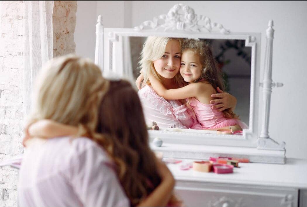 ilustrasi ibu dan anak bercermin