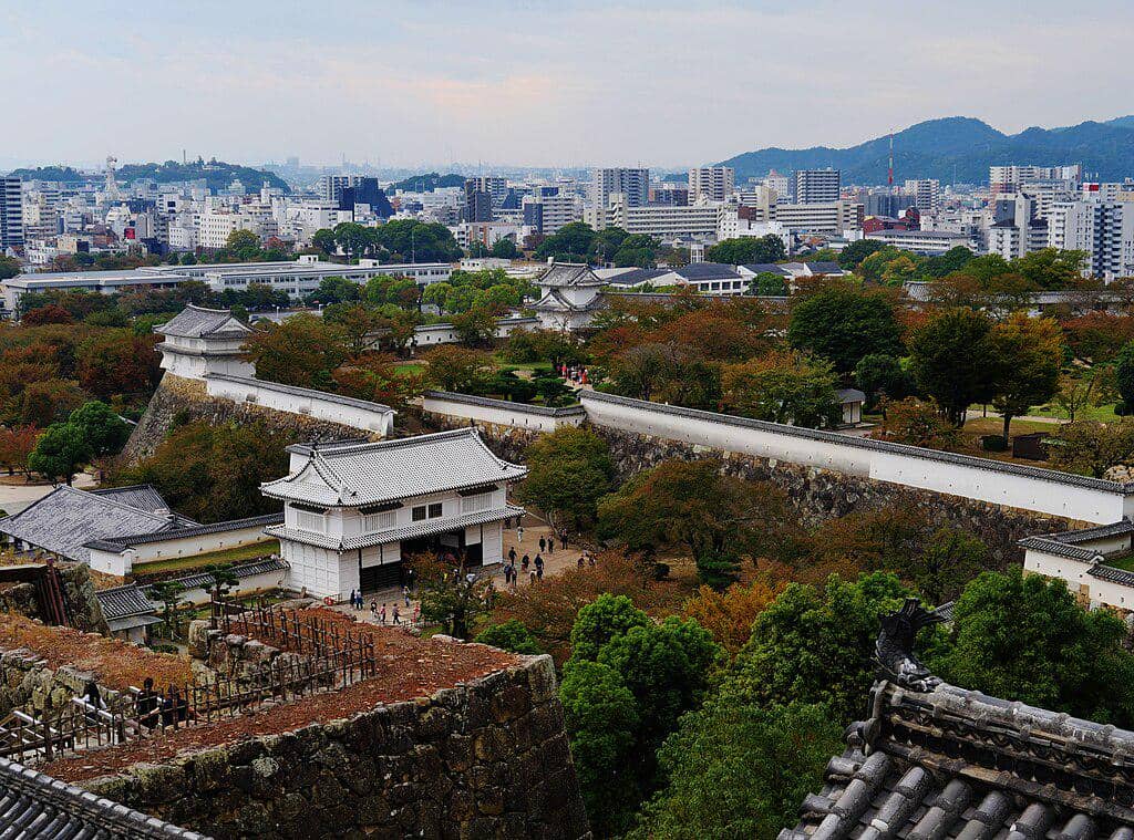Pemandangan dari Kastil Himeji ke Gerbang Berlian, Himeji, Prefektur Hyogo, Wilayah Kinki, Jepang