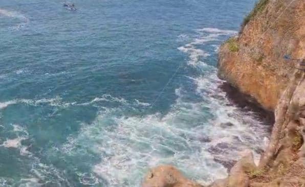 TKP perahu perahu nelayan Gunungkidul terbalik dihantam gelombang pasang. (Dok. SAR Satlinmas Wilayah II Gunungkidul)