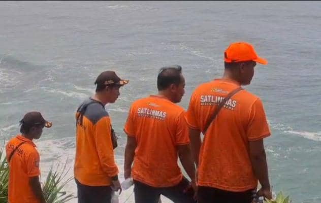 TKP perahu perahu nelayan Gunungkidul terbalik dihantam gelombang pasang. (Dok. SAR Satlinmas Wilayah II Gunungkidul)