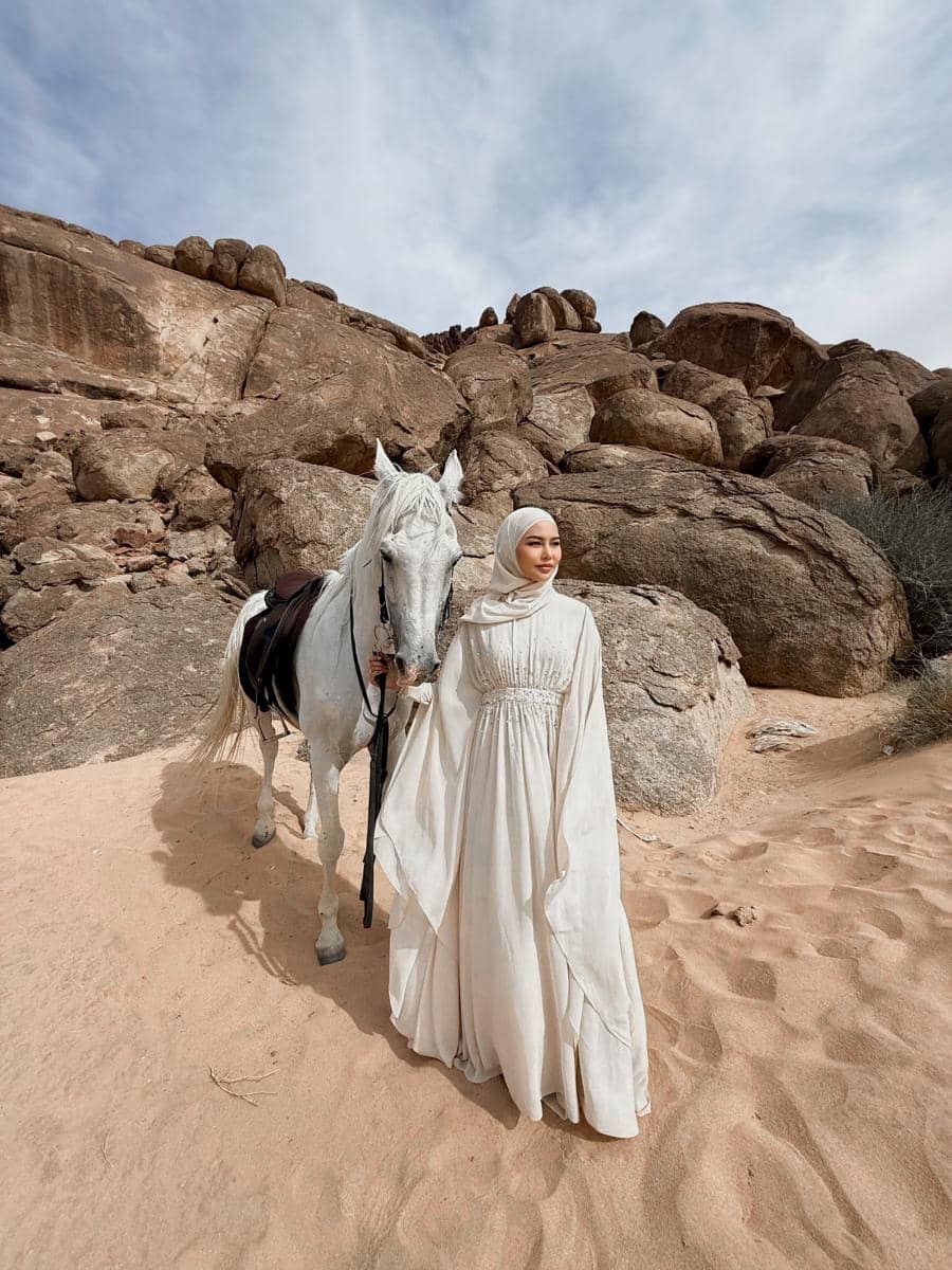 Dara Arafah dan Suami Berkuda di Madinah (instagram.com/daraarafah)